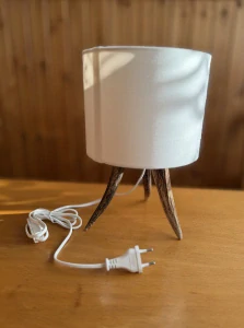 Stolná lampa z parožia jeleňa