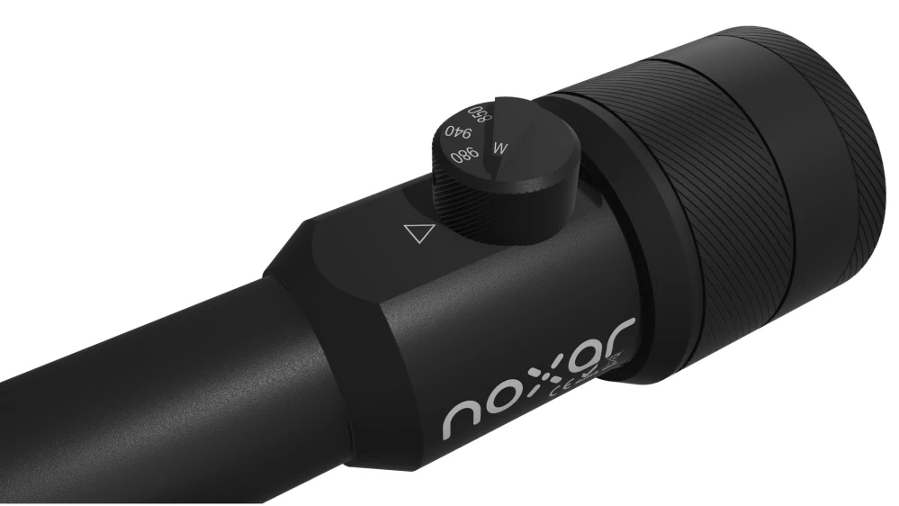 Noxar DIR-PRO v2 – univerzálny iluminátor 4-v-1 (850/940/980 nm + biela LED) s 4000 mAh batériou