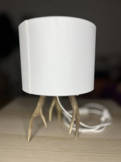 Stolná lampa z parožia srnca